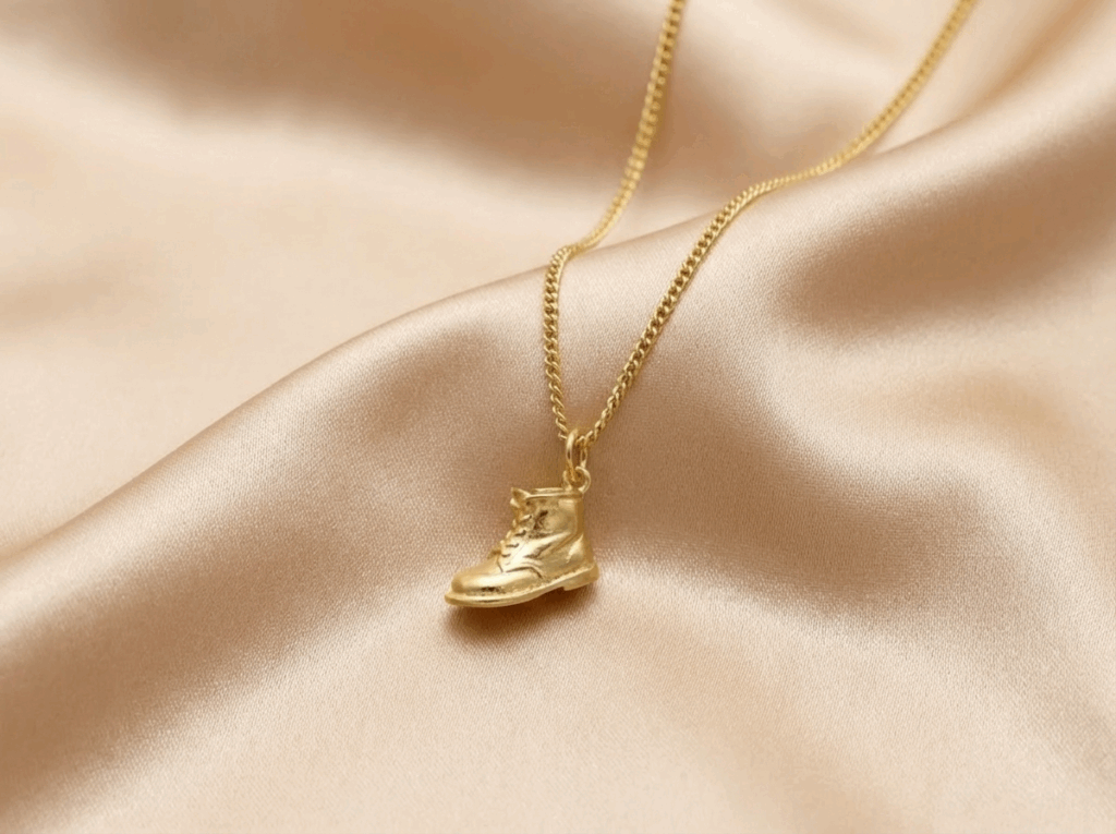 Eerste schoentje bedel aan ketting